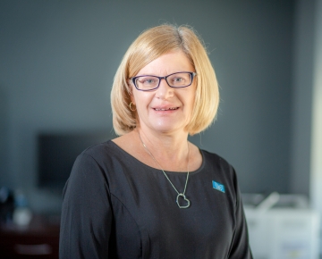 Julie Sellers headshot